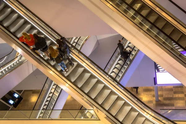 Escaleras Mecánicas Con Gente Biblioteca Pública Moderna Vista Desde Arriba — Foto de Stock