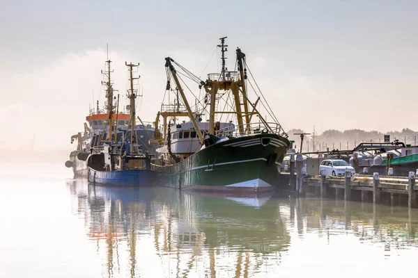 Moderna Fiskefartyg Dimmiga Väderförhållanden Hamnen Stellendam Zeelandprovinsen Nederländerna — Stockfoto