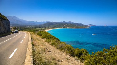 Ile Rousse, Calvi, Fransa yakınlarındaki Korsika Adası 'nın kuzeydoğu kıyısındaki Losari plajına bakın.