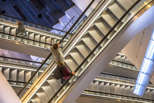上から見た近代公共図書館の人々とエスカレーター — ストック写真