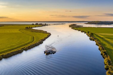 IJsselmeer yakınlarındaki Zwarte Nehri 'nin hava manzarası balıkçı gemisi Zwartsluis, Overijssel Eyaleti, Hollanda. Avrupa 'nın doğasında manzara manzarası.