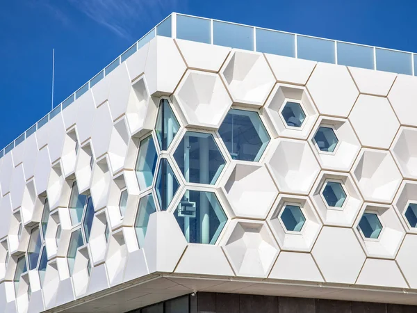 Zbliżenie Nowoczesnej Fasady Geometrycznego Budynku Architektonicznego Holandii Błękitnego Nieba — Zdjęcie stockowe