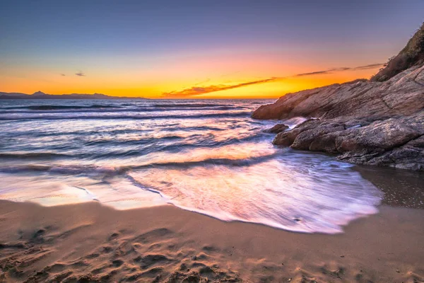 Pôr Sol Mar Mediterrâneo Partir Fina Praia Areia Dourada Córsega — Fotografia de Stock