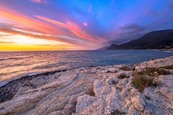 Pôr Sol Sobre Mar Mediterrâneo Costa Rochosa Cap Corse Perto — Fotografia de Stock