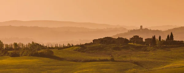 Aldeia Silhueta Luz Manhã Nas Colinas Nebulosas Toscana Itália Abril — Fotografia de Stock