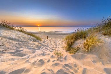 Hollanda 'nın Zeeland Eyaleti' ndeki Ouddorp 'ta, Kuzey Denizi ve Kanal üzerindeki kum tepelerinden Sunset View' ı davet ediyoruz. Avrupa 'nın doğasında sahilin açık hava sahnesi.