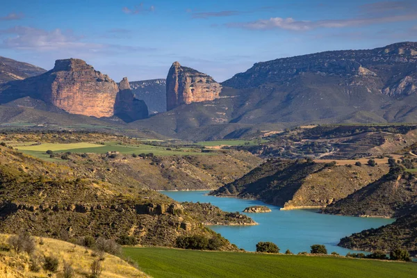 Rio Flumen vadisi üzerindeki Salto de Roldán manzarası ve Huesca, İspanya yakınlarındaki Montearagon rezervuarı.