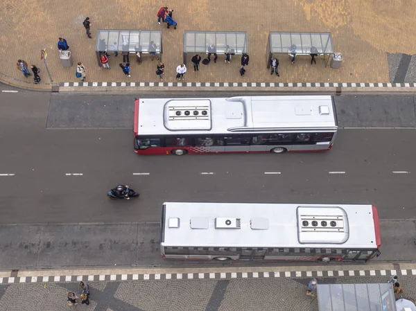 フローニンゲン、Ne のダウンタウンのバス停で待っている人の群れ — ストック写真