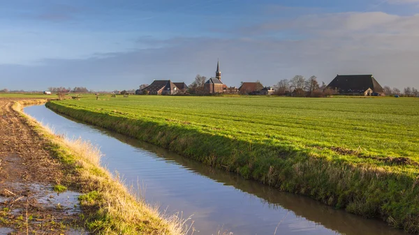 Pueblo en el campo Países Bajos — Foto de Stock