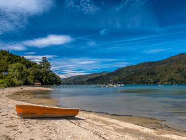 Tekne bir Fiord Marlborough sesleri, South Island kıyısında