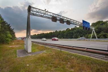 Trafik işareti makas köprüsü
