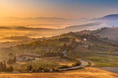 Sabah sis Tuscan kırsal üzerinde