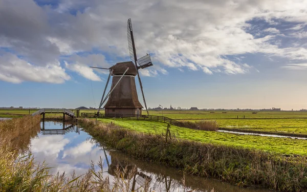 Mulino a vento olandese in polder — Foto Stock