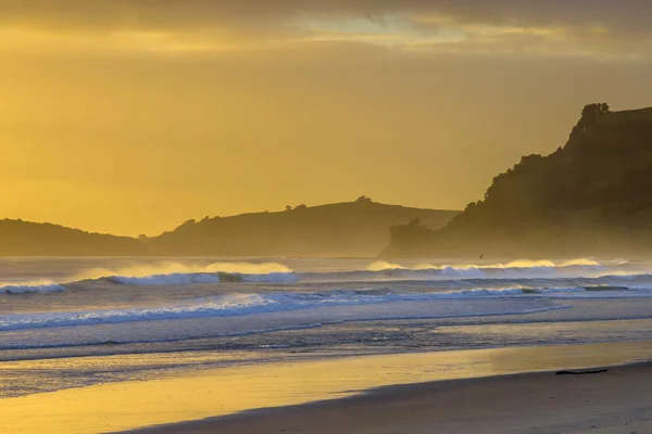 Brandung mit Gischt bei Sonnenuntergang über dem Golf von Hauraki — Stockfoto