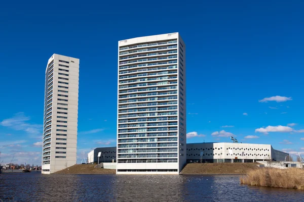 Tall appartement torens Water vooraan met blauwe hemel — Stockfoto