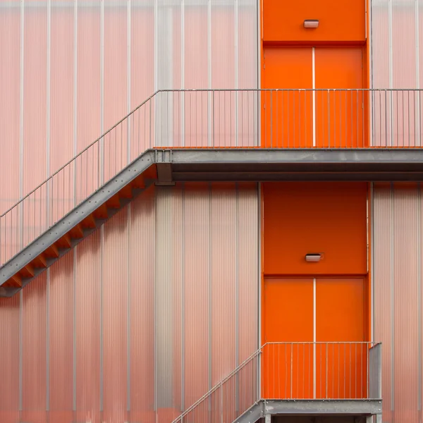 Orangefarbene Fluchttreppe — Stockfoto