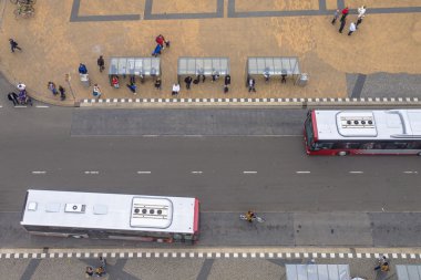 Groningen, Hollanda şehir otobüs durağında bekleyen insanlar