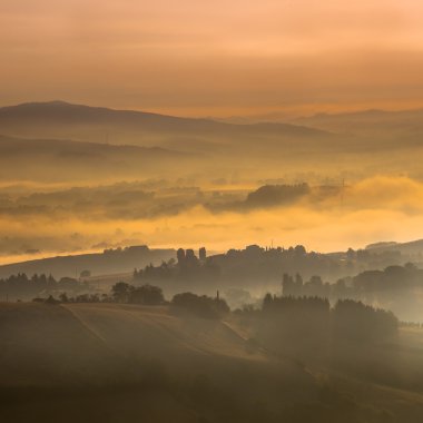 Tuscan üzerinde puslu Sunrise Hills