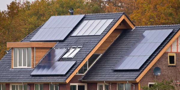 Güneş panelleri üzerinde ev — Stok fotoğraf