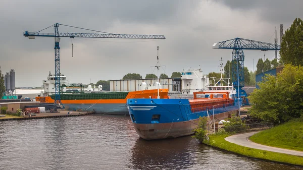 Navires de navigation intérieure dans un port — Photo