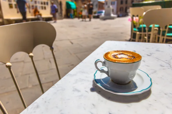 Włoski Puchar kawy Cafe tarasie z widokiem na ulicy, Włochy — Zdjęcie stockowe