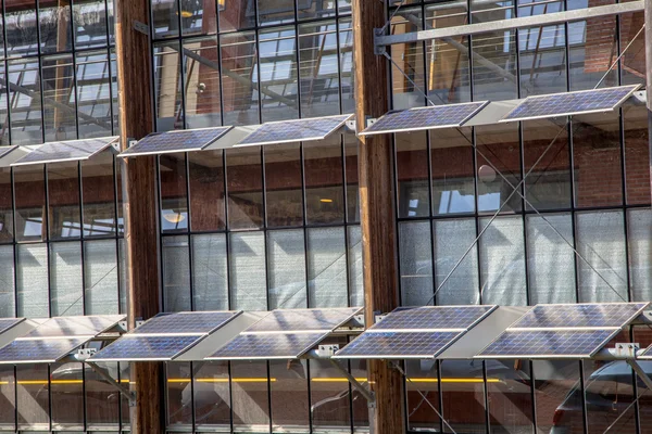 Ηλιακά πάνελ στο μπροστινό μέρος ενός κτιρίου γραφείων ως μια λύση fo — Φωτογραφία Αρχείου