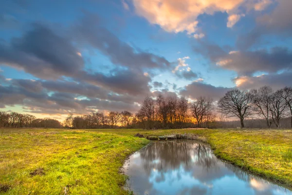 Coucher de soleil sur le paysage fluvial — Photo