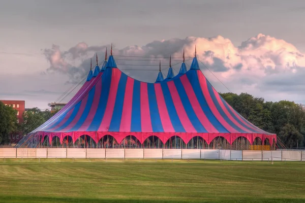Big top Festiwal namiot w czerwony niebieski zielony — Zdjęcie stockowe