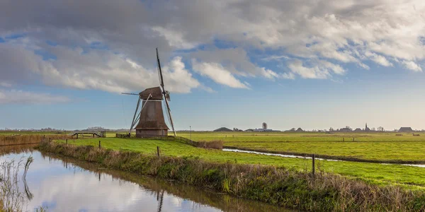 Wooden wind mill in a Dutch polder — Stock Photo, Image