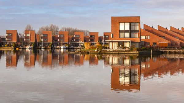 Zeitgenössische Wohnhäuser am Wasser — Stockfoto