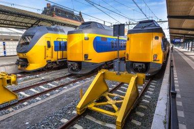 3 modern tren istasyonunda bekleyen