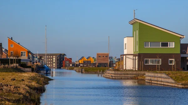 Nederländska design arkitektur vid vattnet — Stockfoto