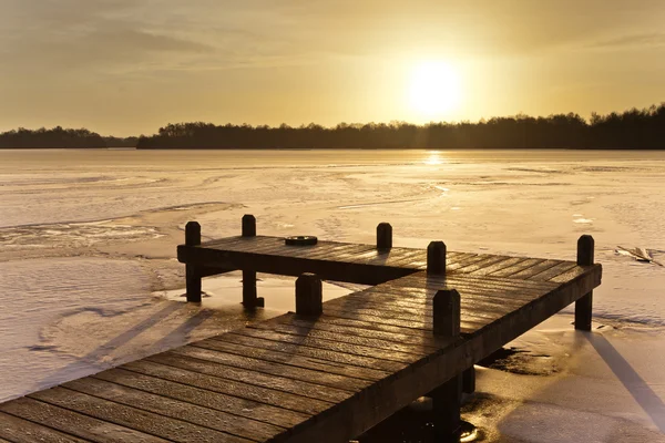 Bernsteinfarbener Wintersee — Stockfoto