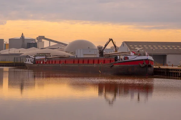 Barge wird in einem Hafen in den Niederlanden verladen — Stockfoto