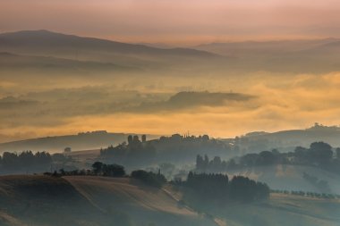 Sabah sis üzerinde Toskana Hills, İtalya