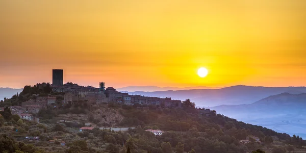 Cidade Toscana ao nascer do sol — Fotografia de Stock