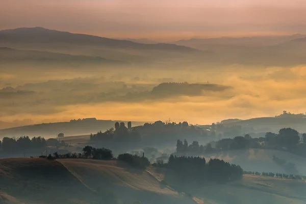Porannej mgle nad wzgórz Toskanii, Włochy — Zdjęcie stockowe
