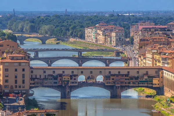 Ponte Vecchio Ponte sobre o rio Arno em Florença — Fotografia de Stock