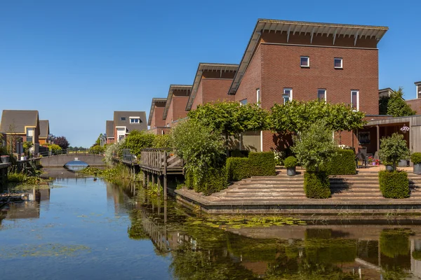 Ecologische familie huizen straat — Stockfoto