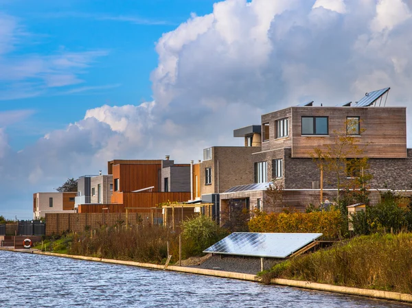 Casas modernas frente al mar — Foto de Stock