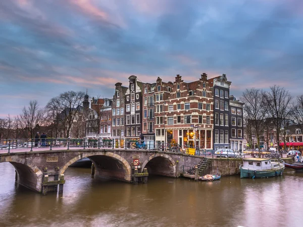 日没のアムステルダムの運河沿いを家します。 — ストック写真