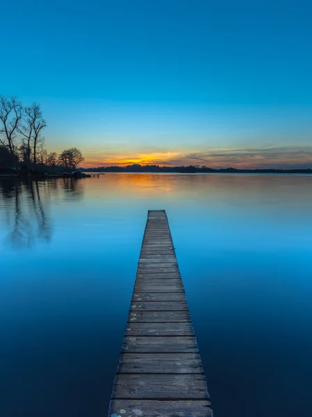 Günbatımı üzerinde ahşap iskelesi Groningen, Hollanda — Stok fotoğraf