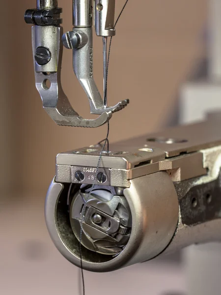 Endüstriyel deri dikiş makinesi — Stok fotoğraf