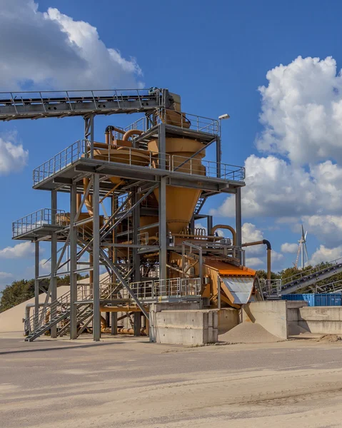 Nahaufnahme einer Sandsortiermaschine unter blauem Himmel — Stockfoto