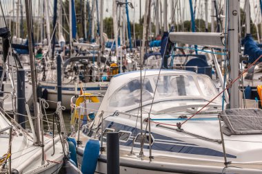 Bir Marina Yelkenli Yatlar