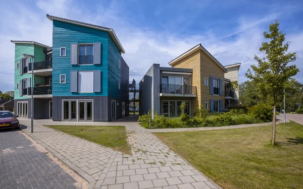 Pavement and park in a Street with modern houses — Stock Photo, Image