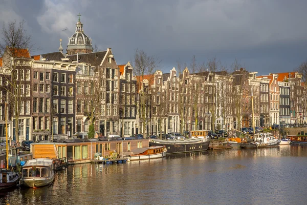 Дома на каналах и лодки в Амстердаме — стоковое фото