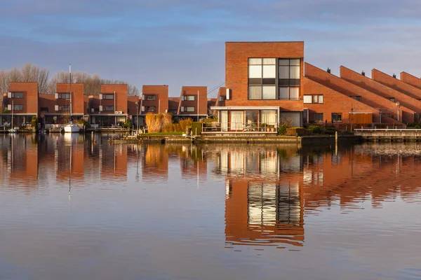 Moderne residentiële huizen aan de waterkant — Stockfoto