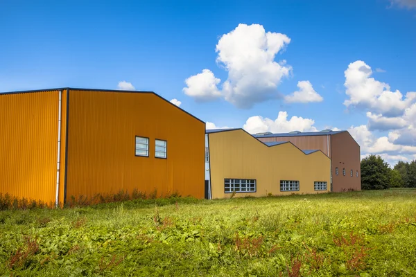 Bâtiments commerciaux modernes dans une zone industrielle nouvellement dévastée — Photo