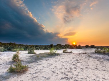 Günbatımı ile fırtına cephesinin tabiatı üzerinde